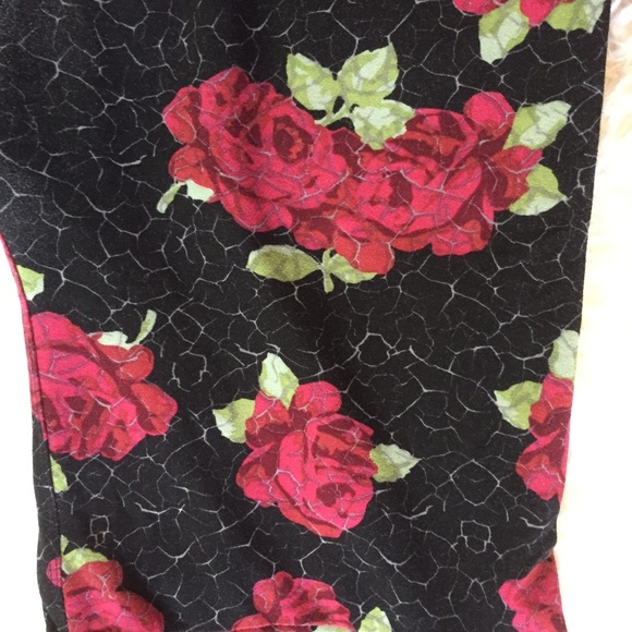 LuLaRoe Leggings ~ TC ~ Black ROSES Crackle print - Picture 2 of 5